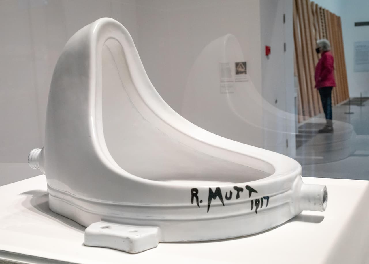 Su creación planteó muchas incógnitas sobre el verdadero significado del arte y, por ello en 2004, un grupo de críticos expertos declararon que 'La Fuente' es la obra más importante del siglo XX de acuerdo a la BBC. Una de sus copias fue subastada y vendida por casi 2 millones de dólares.