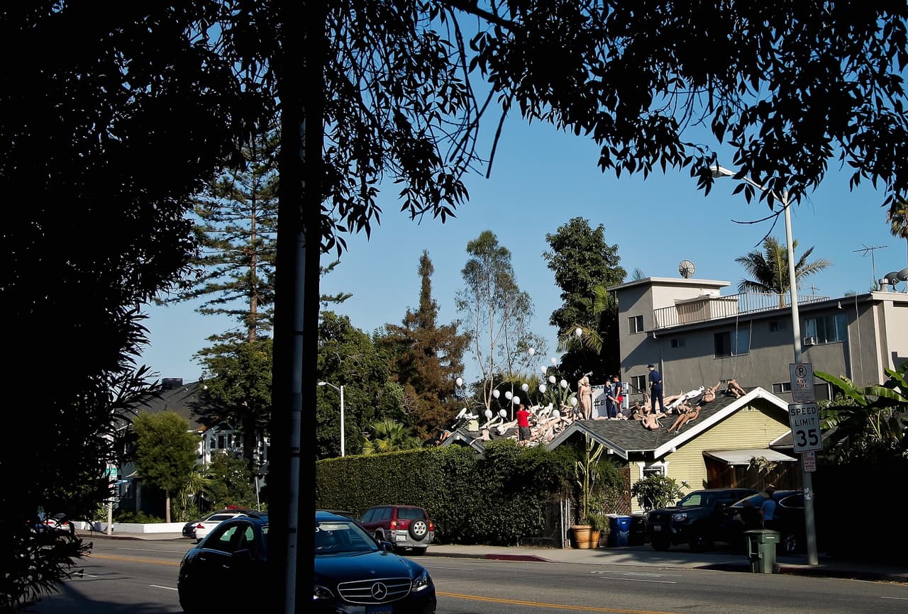 La instalación está presente desde horas después del ataque, el 12 de junio, en la casa del artista. Se trata de un solo nivel ubicado en West Hollywood, ciudad del condado de Los Ángeles.