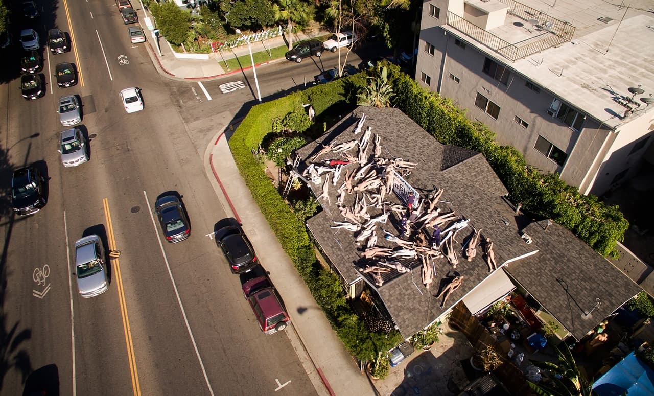Vista aérea de la instalación creada por el artista Michael Morrisette en una transitada esquina de West Hollywood.