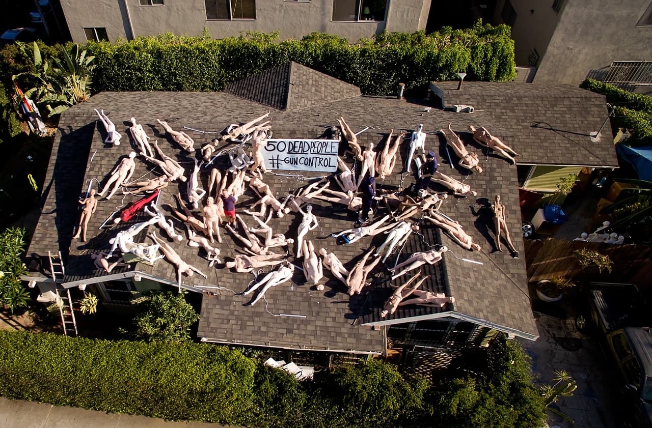 Según declaró al diario Los Angeles Times, el artista local -conocido por sus trabajos con maniquíes- montó la instalación el domingo de la tragedia en Orlando en apenas 4 horas. No tiene plan de retirarla.