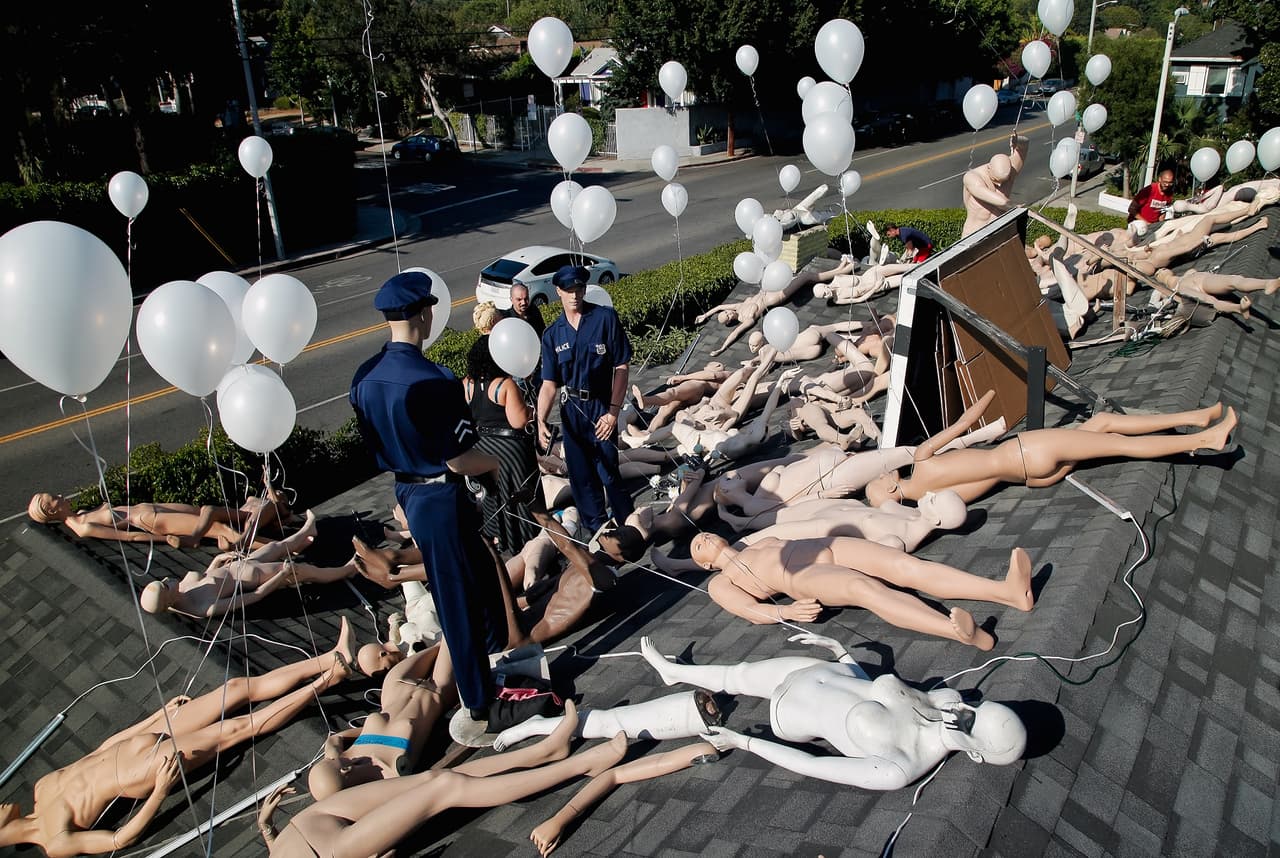 Los maniquíes están desplegados en posiciones y rostros diferentes, cada uno representa a una de las 49 víctimas mortales en el tiroteo de Orlando.