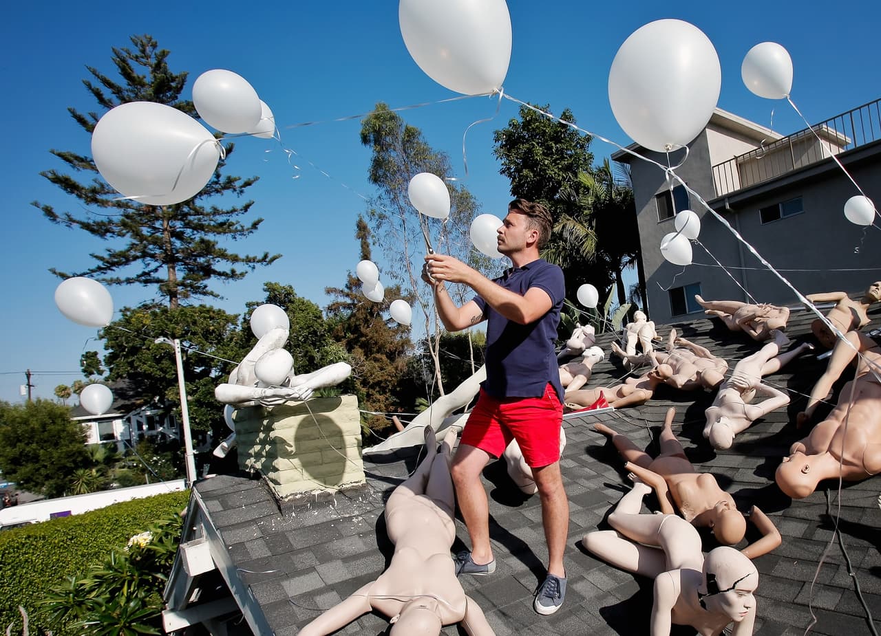 ChadMichael Morrisette añadió globos blancos a la instalación que ubicó sobre el tejado de su casa en West Hollywood justo tras la matanza en el club gay Pulse de Orlando.