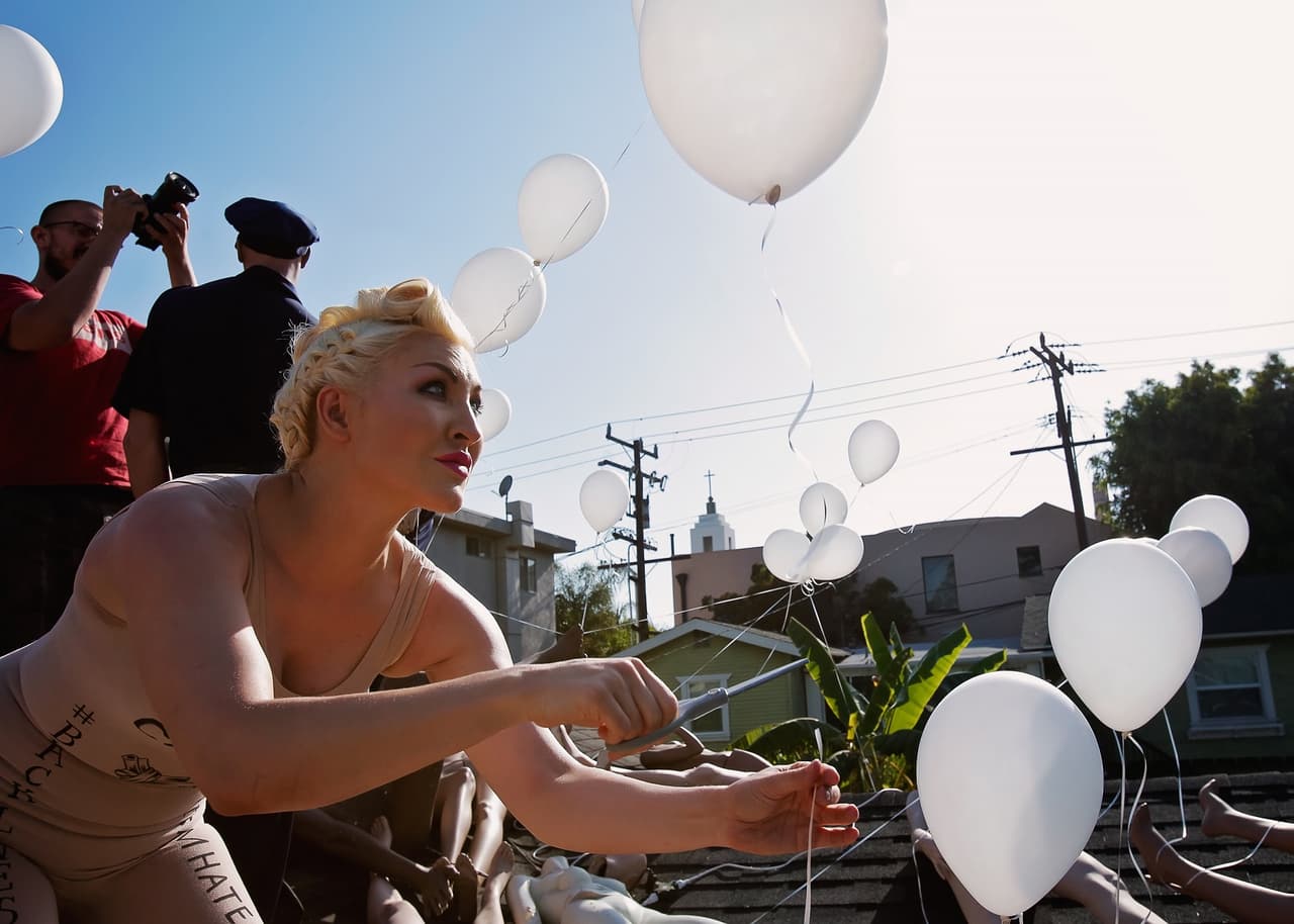 La cantante Sasha Gradiva sostiene un globo blanco en conmemoración de los 49 muertos en el ataque al club gay de Orlando el 12 de junio.