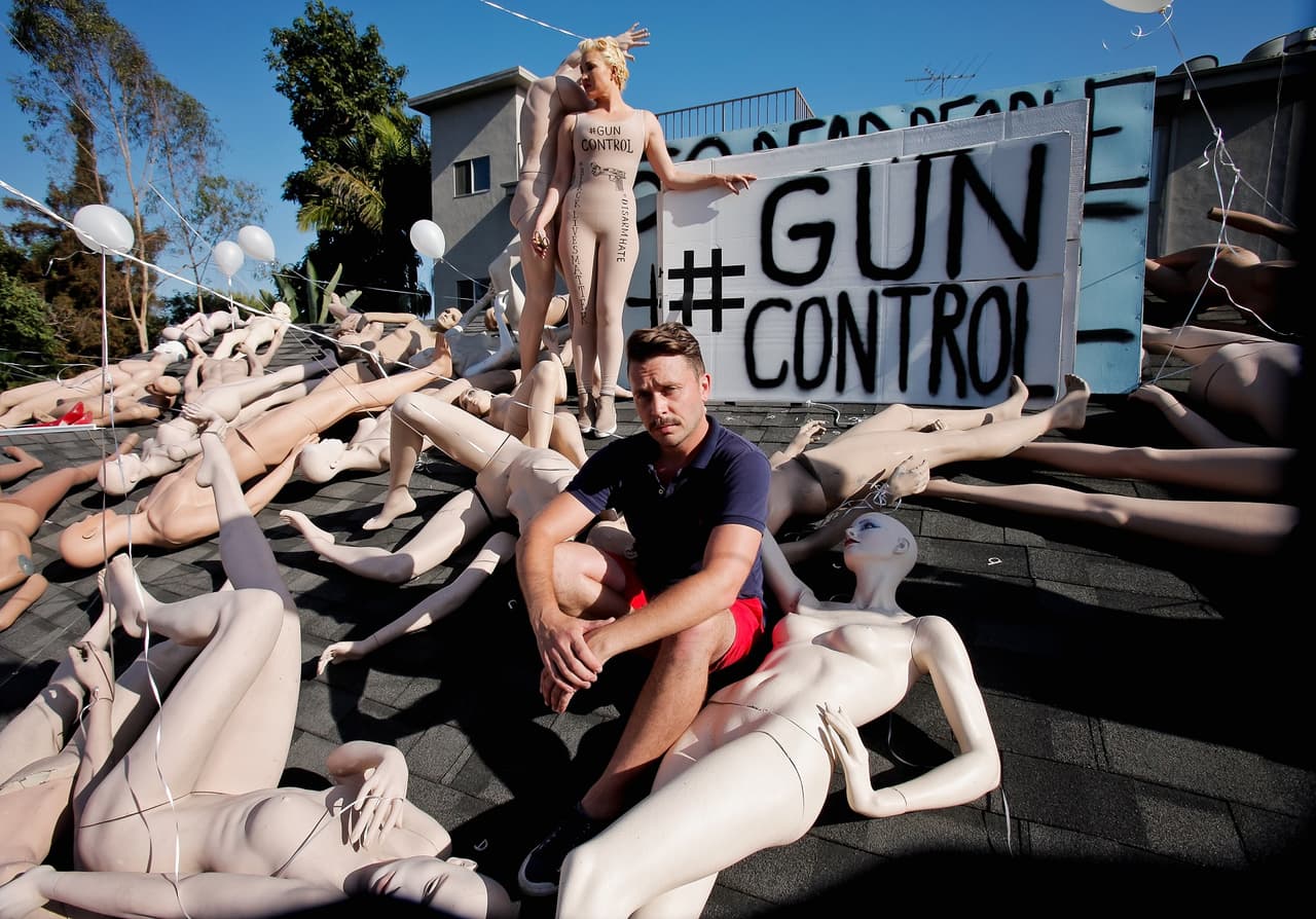 El artista angelino ChadMichael Morrisette y la cantante Sasha Gradiva piden más control de armas en Estados Unidos.