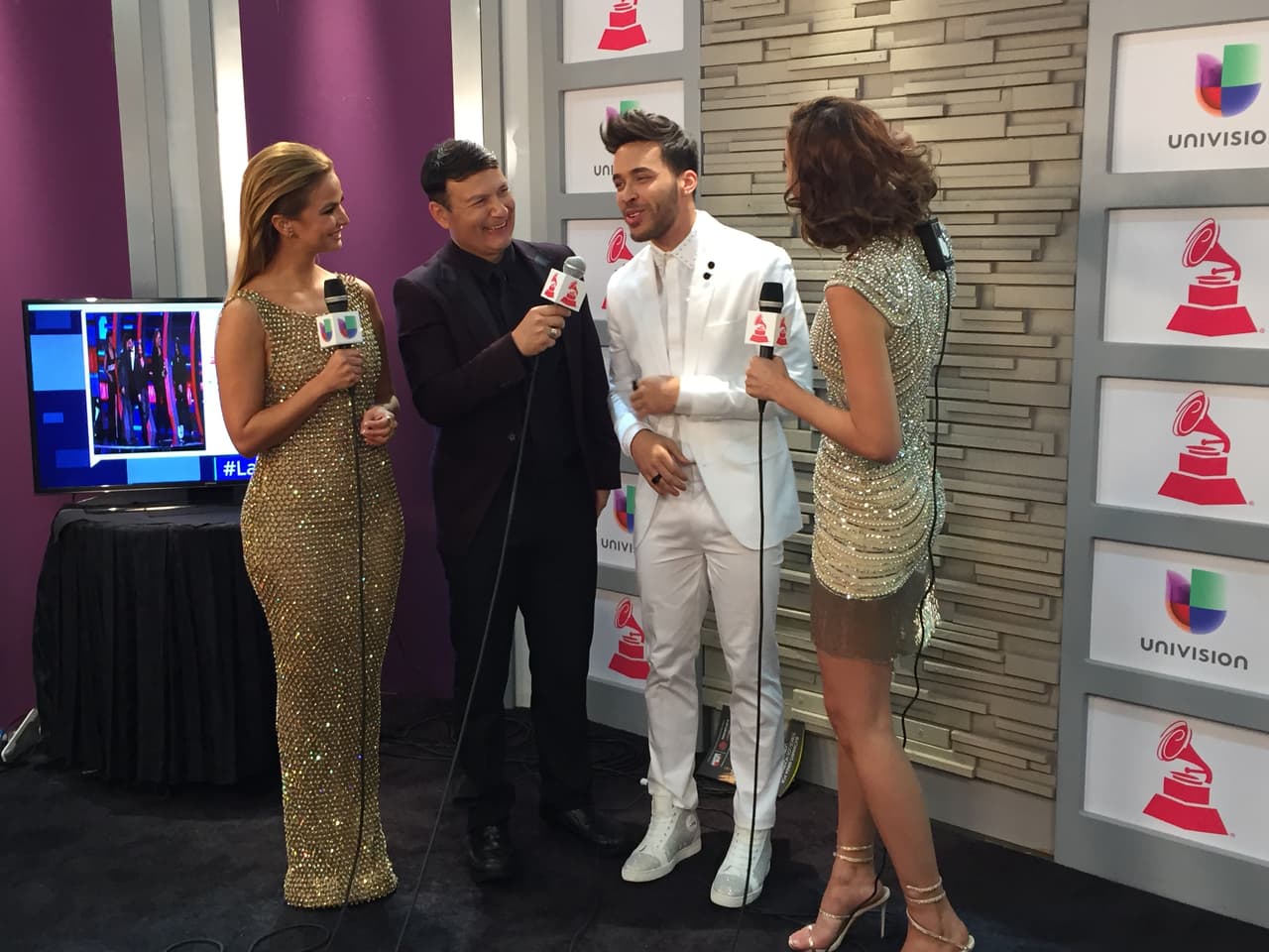 Te llevamos detrás de cámaras de esta entrega quee estuvo espectacular. Selfies, momentos in fraganti y hasta lo que no te imaginas.