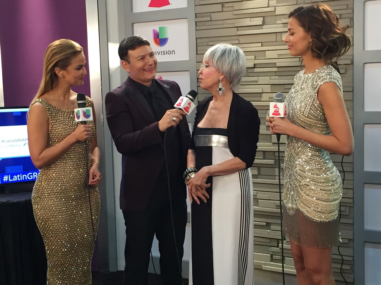 Te llevamos detrás de cámaras de esta entrega quee estuvo espectacular. Selfies, momentos in fraganti y hasta lo que no te imaginas.