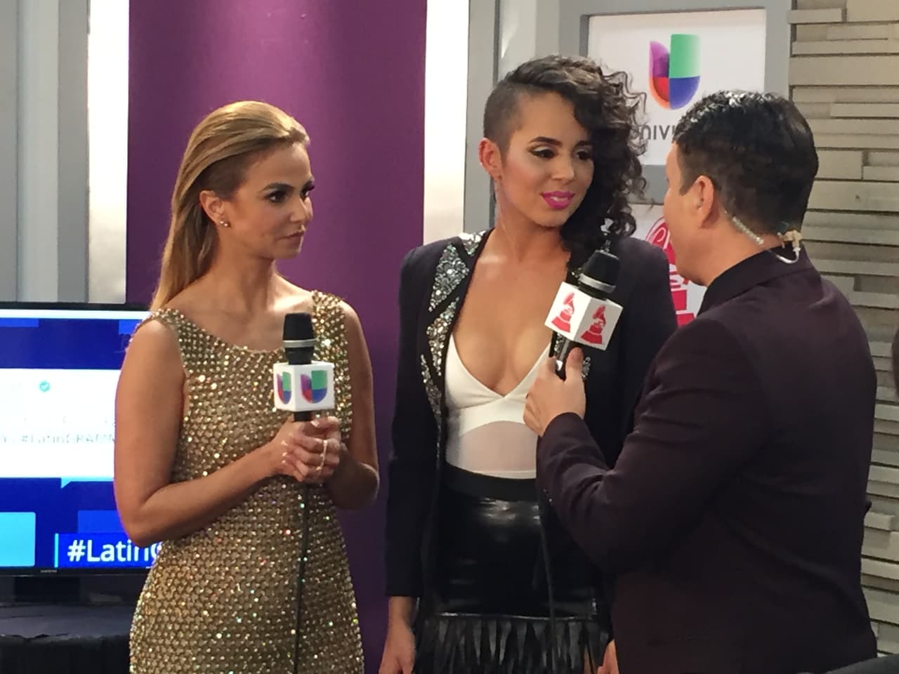 Te llevamos detrás de cámaras de esta entrega quee estuvo espectacular. Selfies, momentos in fraganti y hasta lo que no te imaginas.