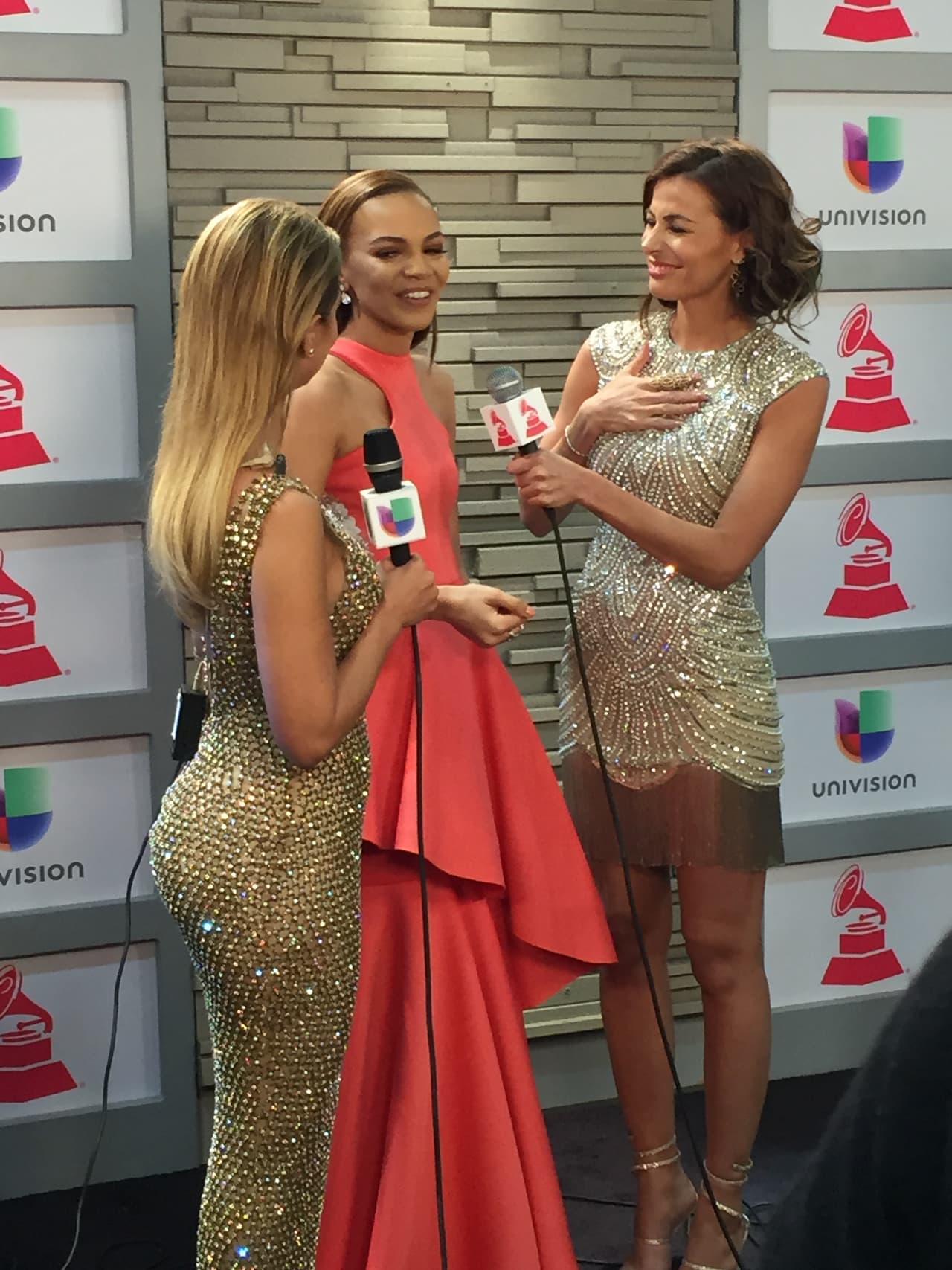 Te llevamos detrás de cámaras de esta entrega quee estuvo espectacular. Selfies, momentos in fraganti y hasta lo que no te imaginas.