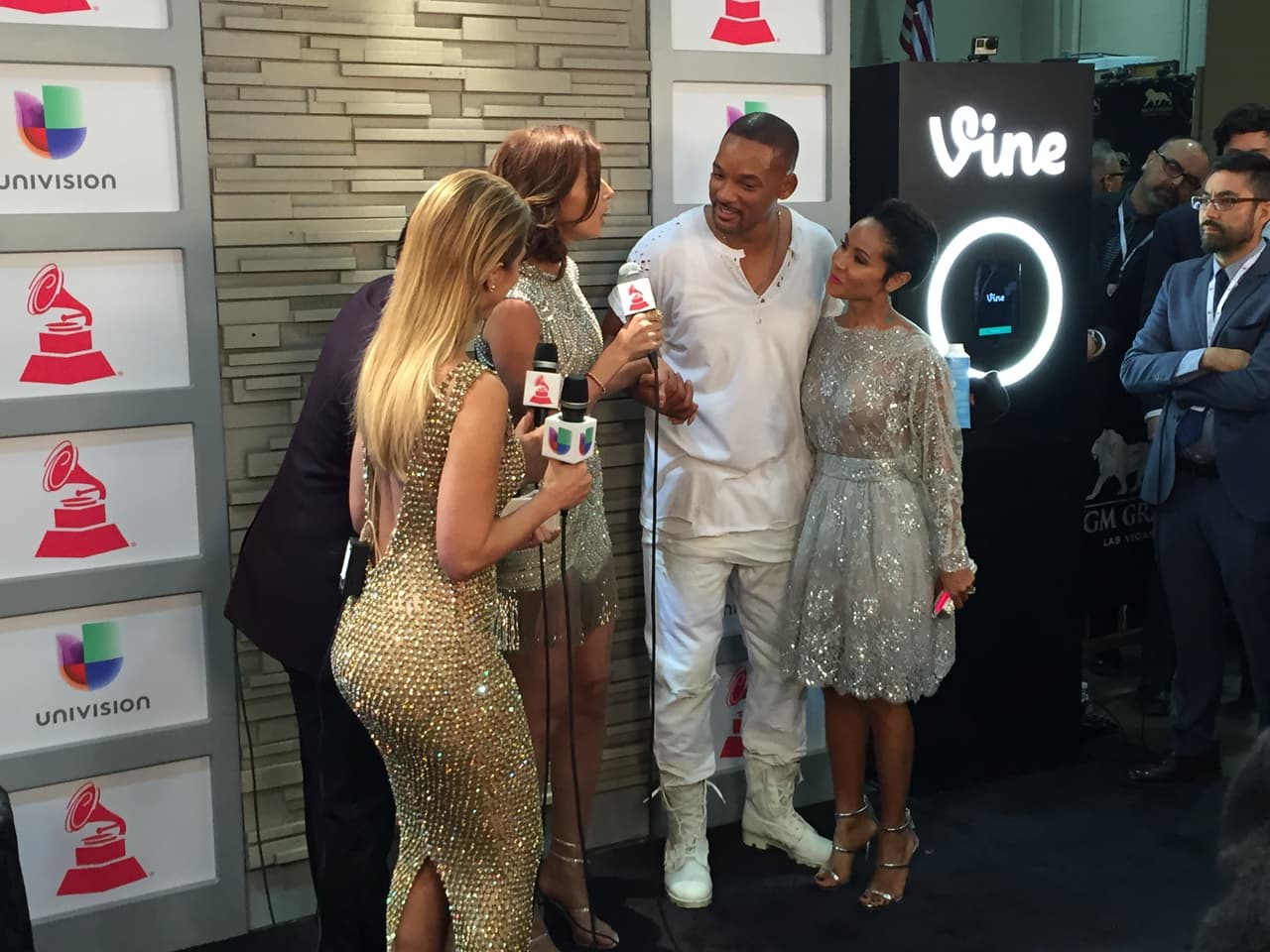 Te llevamos detrás de cámaras de esta entrega quee estuvo espectacular. Selfies, momentos in fraganti y hasta lo que no te imaginas.