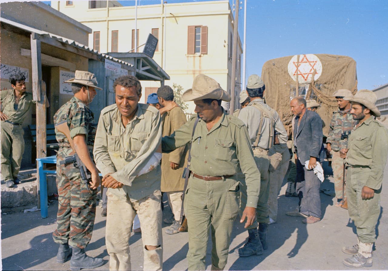 <b>Un prisionero árabe custodiado por un soldado israelí.</b> La ofensiva de Israel hacia el norte y este de su territorio original les permitieron ocupar los Altos del Golán sirios; y Cisjordania y Jerusalén oriental, hasta entonces controlados por Jordania.
