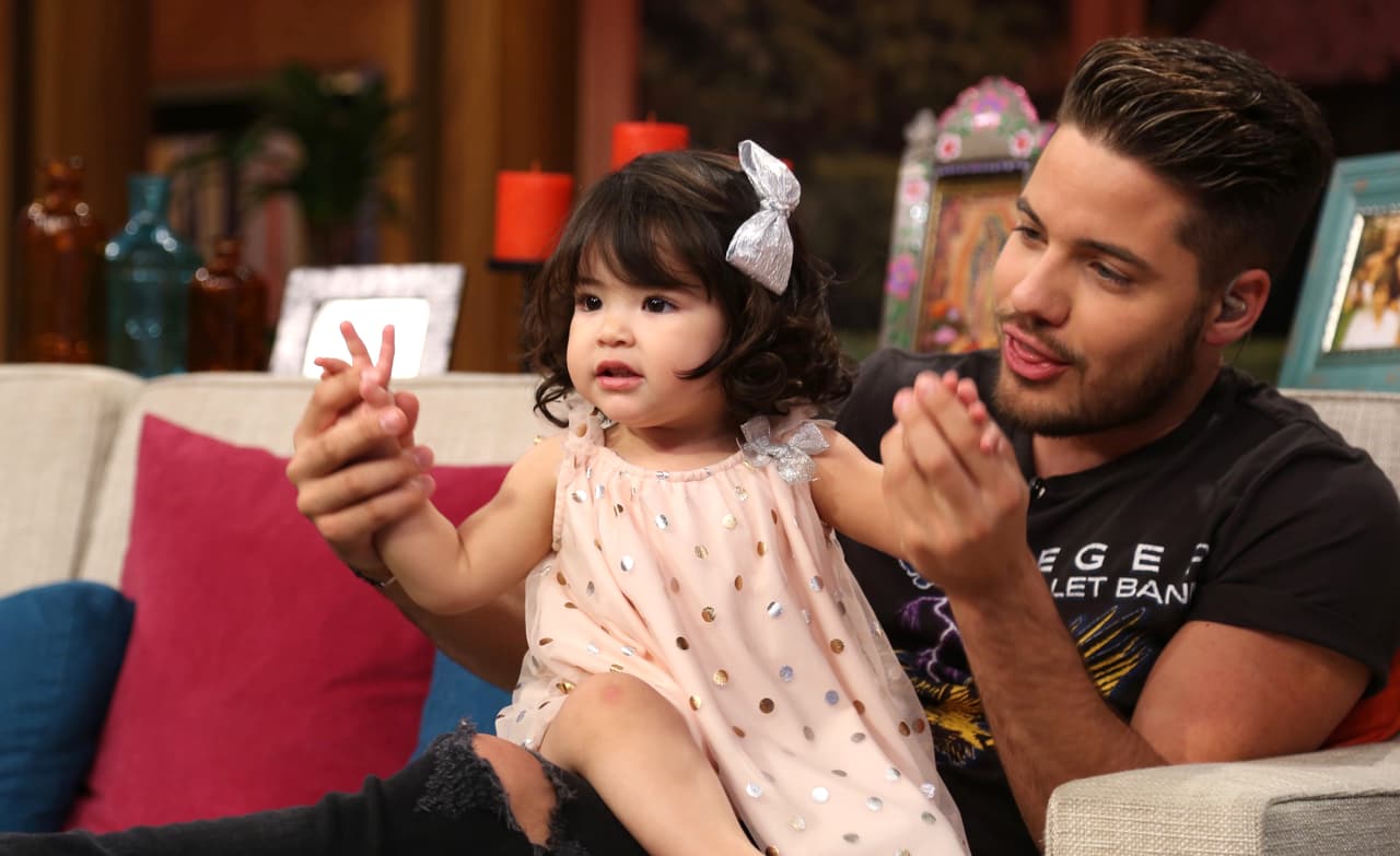 Su tío William no podía dejar pasar la oportunidad de jugar con esta belleza.