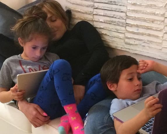 Se trata de la primera vez en que Jennifer López cuenta públicamente que Emme, gemela con Max, gusta de la actuación.