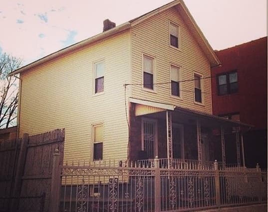 Esta era la casa donde JLo vivió sus primeros años, la cantante recuerda que a veces su familia no tenía dinero para comer y ella compartía la cama con sus dos hermanas: Lynda y Leslie.