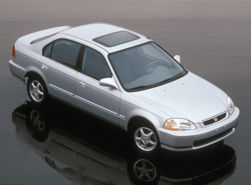 <b>2. <u>Honda Civic 1998.</u></b>
<br>El Honda Civic mantiene la segunda posición (la misma que ocupó en 2015) con 49,547 autos robados durante el 2016. Esto representa una diferencia significativa frente al puesto #3. de 7,578 unidades de la versión 1998 del pequeño Honda, convirtiéndolo en el compacto más popular entre los maleantes.