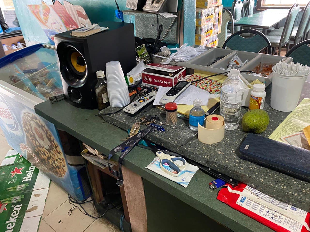 La cocina no estaba en condiciones apropiadas, además de alimentos almacenados de manera inadecuada.