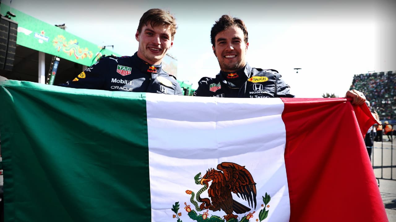 Checo Pérez y Verstappen con bandera mexicana.
