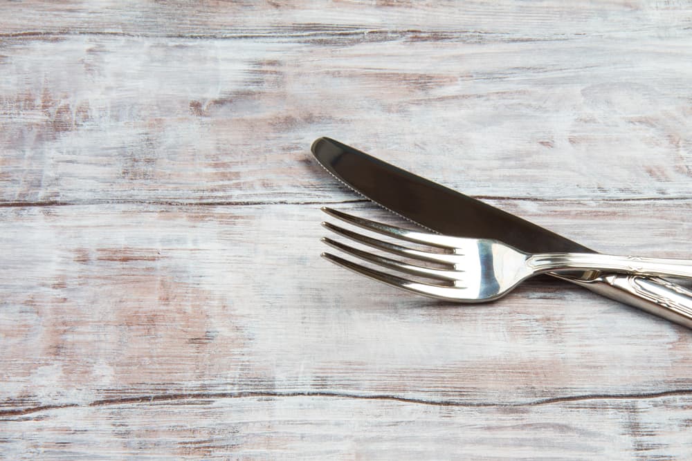 Si se te cae algo al piso, ya lo chupó el diablo. Pero si se te cae un cuchillo tendrás la visita repentina de un hombre, y si se te cae el tenedor, de una mujer.