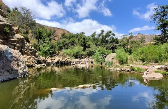 <b>4. Piscina de rocas del lago de Malibu </b>
<br>
<br>Localizado a 35 millas al norte de Los Ángeles, siguiendo la ruta US 101 N se encuentra este lago, dentro de las colinas de Agoura. Ten en cuenta que para llegar a la piscina deberás. Este sitio es considerado como uno de cuerpos de agua más importantes y hermosos de Los Ángeles. Es un sitio ideal para nadar, realizar un pícnic o practicar el senderismo y salir un poco del bullicio de la ciudad en compañía de la familia. ¡No puedes perder la oportunidad de conocerlo!
<br>