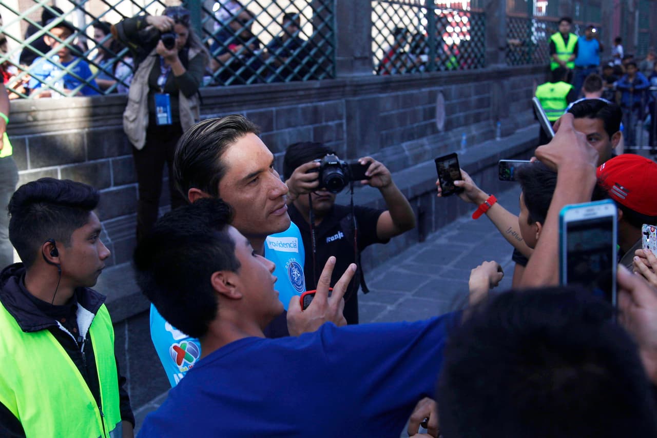 Algo bueno es que ya tiene confianza para disfrutar de las cámaras y estar bajo el foco. Ya es una celebridad.