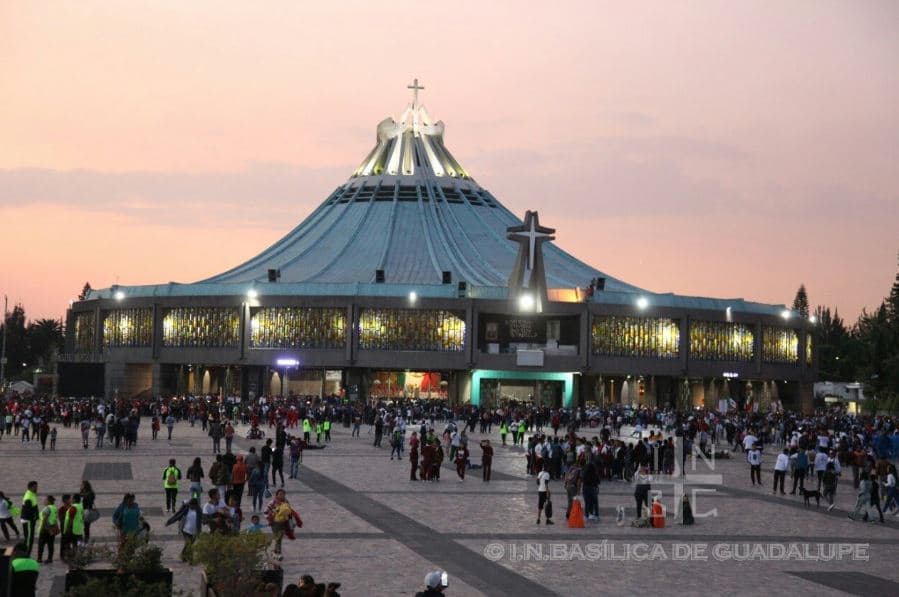 Cientos de peregrinos llegaron a las inmediaciones de la Basílica de Guadalupe el miércoles, en el marco de la celebración que se realizará este jueves 12 de diciembre.
<br>