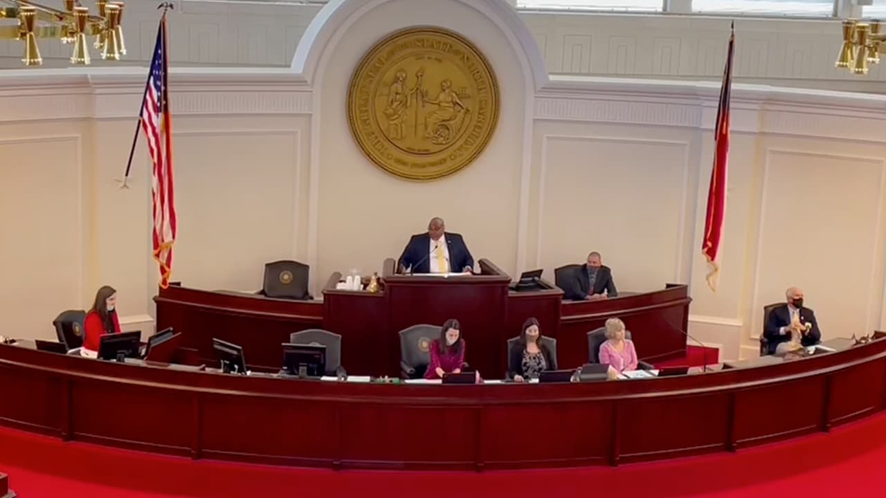 SB 101: Senado Estatal aprueba el proyecto que afectaría a indocumentados en Carolina del Norte