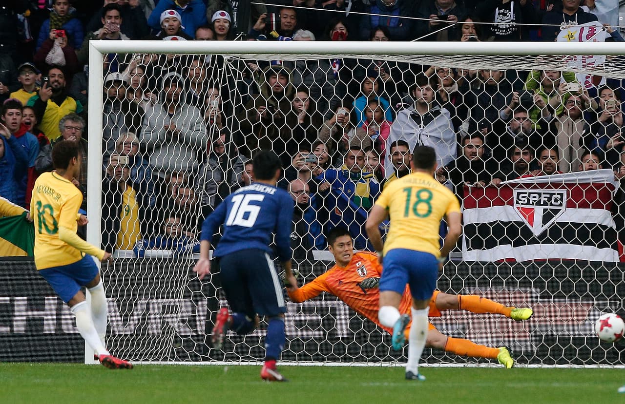 Al minuto 10', el crack del PSG cayó en el área y el árbito tuvo que recurrir al VAR, con el que se apoyó para decretar penal.