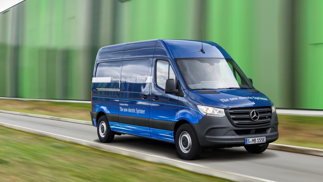 La línea Sprinter permite la configuración de 1,700 vehículos distintos. En Estados Unidos aún no se ha anunciado la extensión del programa, pero la ausencia de versiones de tracción delantera sin duda reducirá este número. Mercedes-Benz ofrecerá por primera vez la opción de una Sprinter 
<b>totalmente eléctrica</b>, la cual utilizará el nada sorprendente nombre de eSprinter. La 
<b>eSprinter </b>estará disponible en todas las variantes de la línea a partir de 2019.