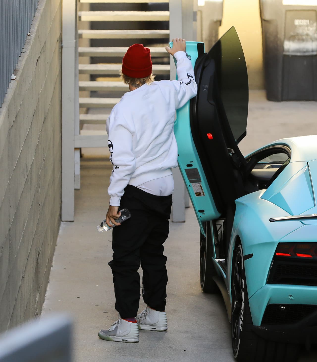 El intérprete de ‘Boyfriend’ se abrazó a la moda de los “pantalones caídos” antes de dirigirse a un servicio religioso en Hillsong Church, en Hollywood.