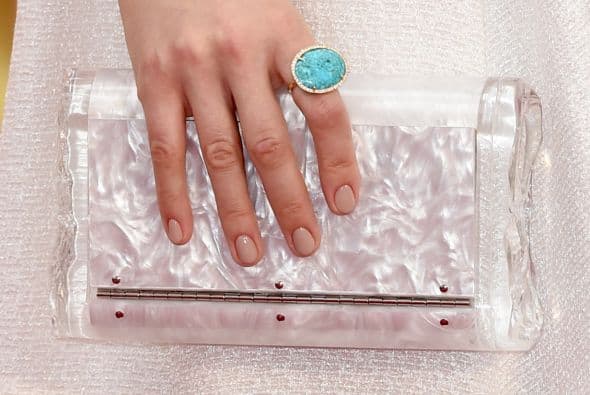 La forma y el largo es otro punto a considerar, lo que está de moda es llevar las uñas cortas, casi al ras de la piel.