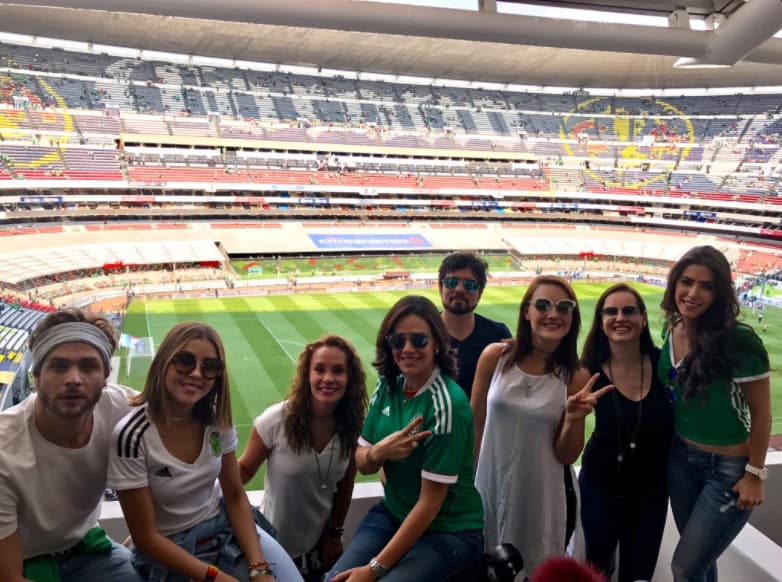 Luz Elena González, Diego Olivera, Paulina Goto, Jesica Coch y otros famosos coincidieron en el Estadio Azteca para ver el partido de la selección mexicana de futbol contra Estados Unidos.
