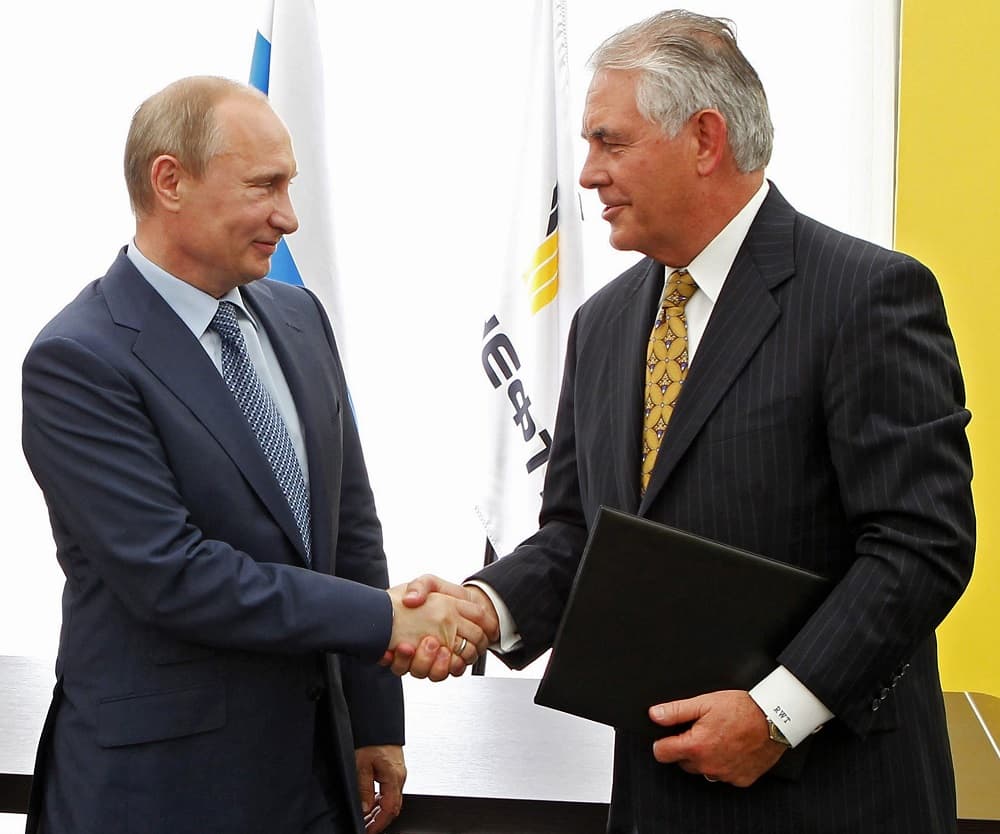 El presidente ruso Vladimir Putin, izquierda, estrecha la mano del presidente de ExxonMobil, Rex Tillerson, en la firma de un acuerdo entre la petrolera estatal rusa Rosneft y ExxonMobil en Tuapse, Rusia, en 2012.