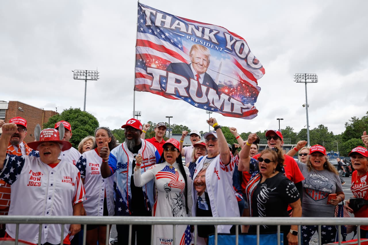 Sin embargo, antes de la llegada del presidente Donald Trump,se encontraba la presencia de dos grupos con posturas opuestas.