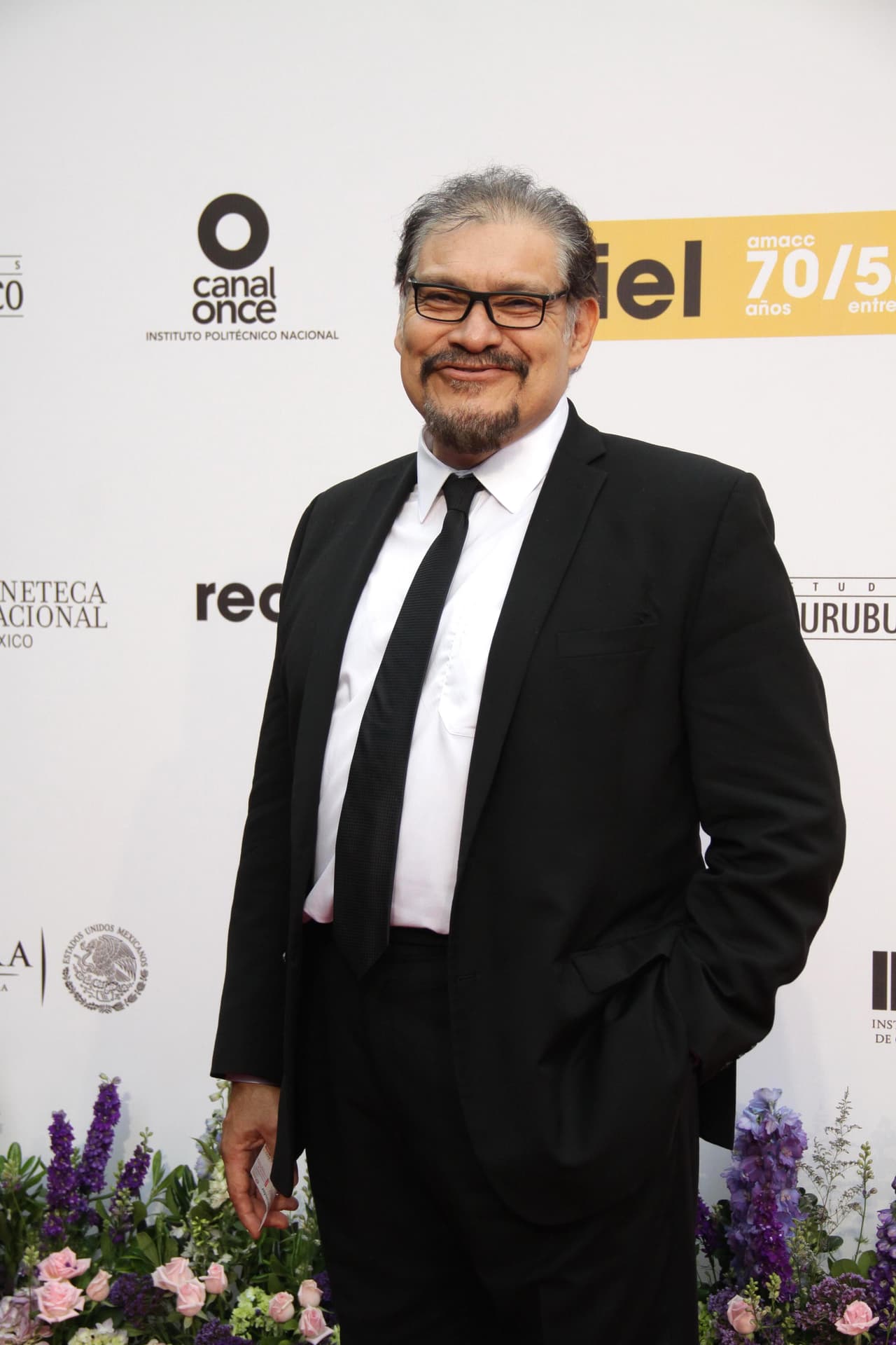 Comenzó a actuar gracias a un amigo de la preparatoria que lo invitó a un taller de teatro. Desde ese momento supo que le encantaban los escenarios.