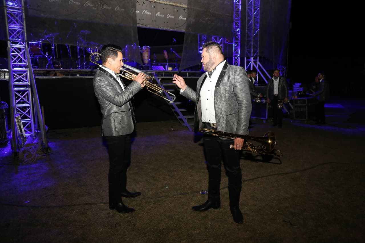 Las luces encendidas para que empiece el baile.