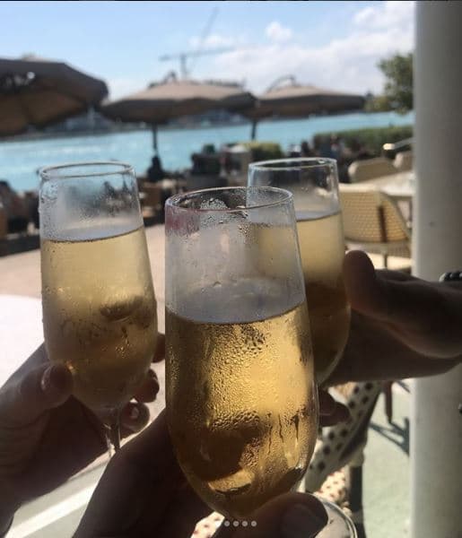 "Almuerzo en familia, cómo los quiero, chiquitines", escribió en Instagram, donde inmortalizó el momento del brindis.
<br>