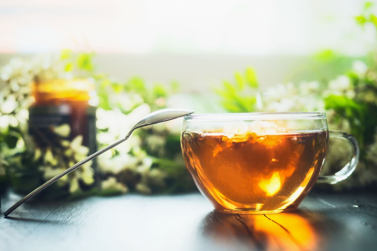 <b>Té de manzanilla.</b> Tomarte un té de manzanilla en ayunas te ayudará a mejorar tu digestión, con lo que te resultará más fácil bajar las libras que tienes de más y de paso eliminar esa grasa excedente.