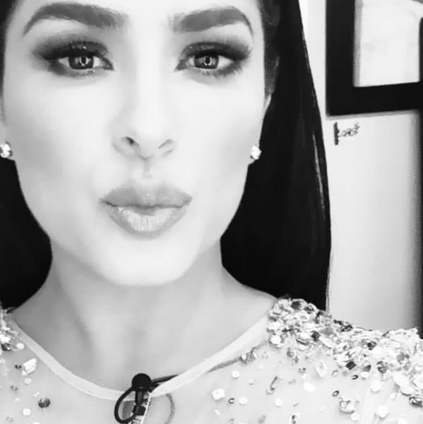 Además de que se le vio en un restaurante brindando con agua.