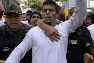 Leopoldo López, custodiado por la Guardia Nacional tras entregarse a las autoridades.