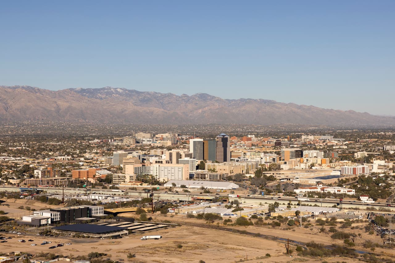 Una vista aérea de TUcson tomada desde la montaña Sentinel este sábado 28 de agosto. Los hoteles de la ciudad albergan a cientos de visitantes de varias partes del país y de México que vienen a exhibir o a comprar piedra preciosas.