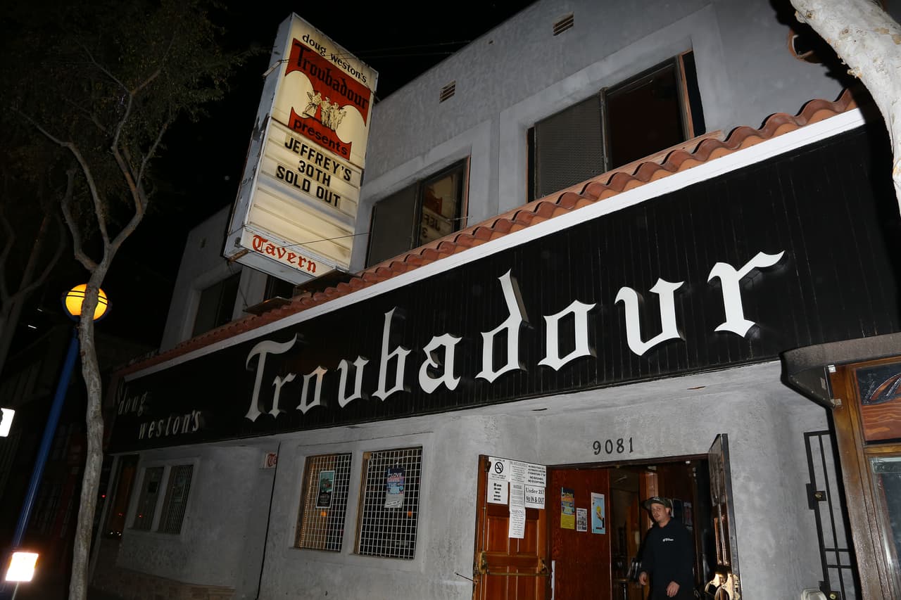 La cita fue en el club Troubadour, en Hollywood.