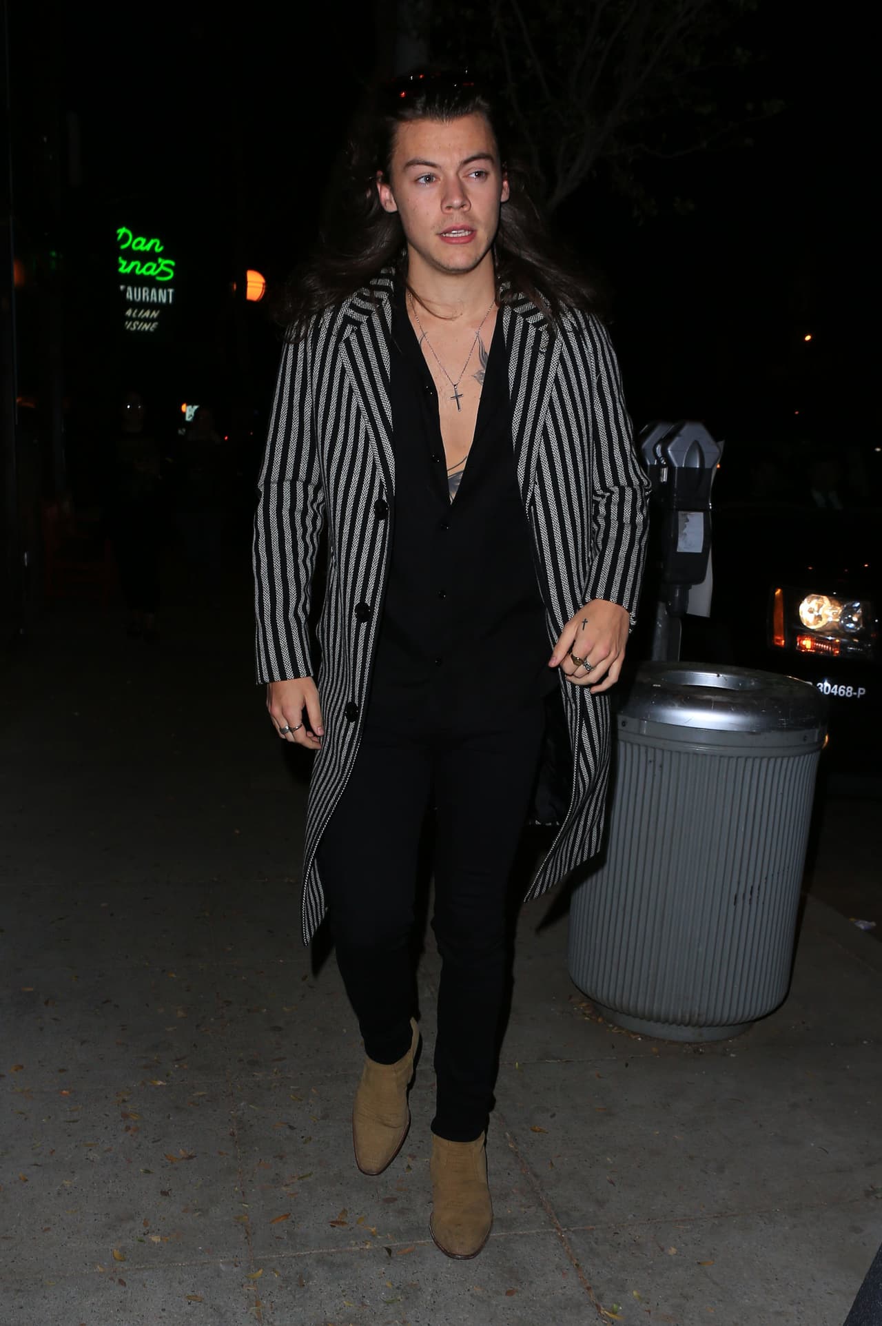 Por supuesto Harry trató de vestirse apropiadamente y dar una buena impresión.