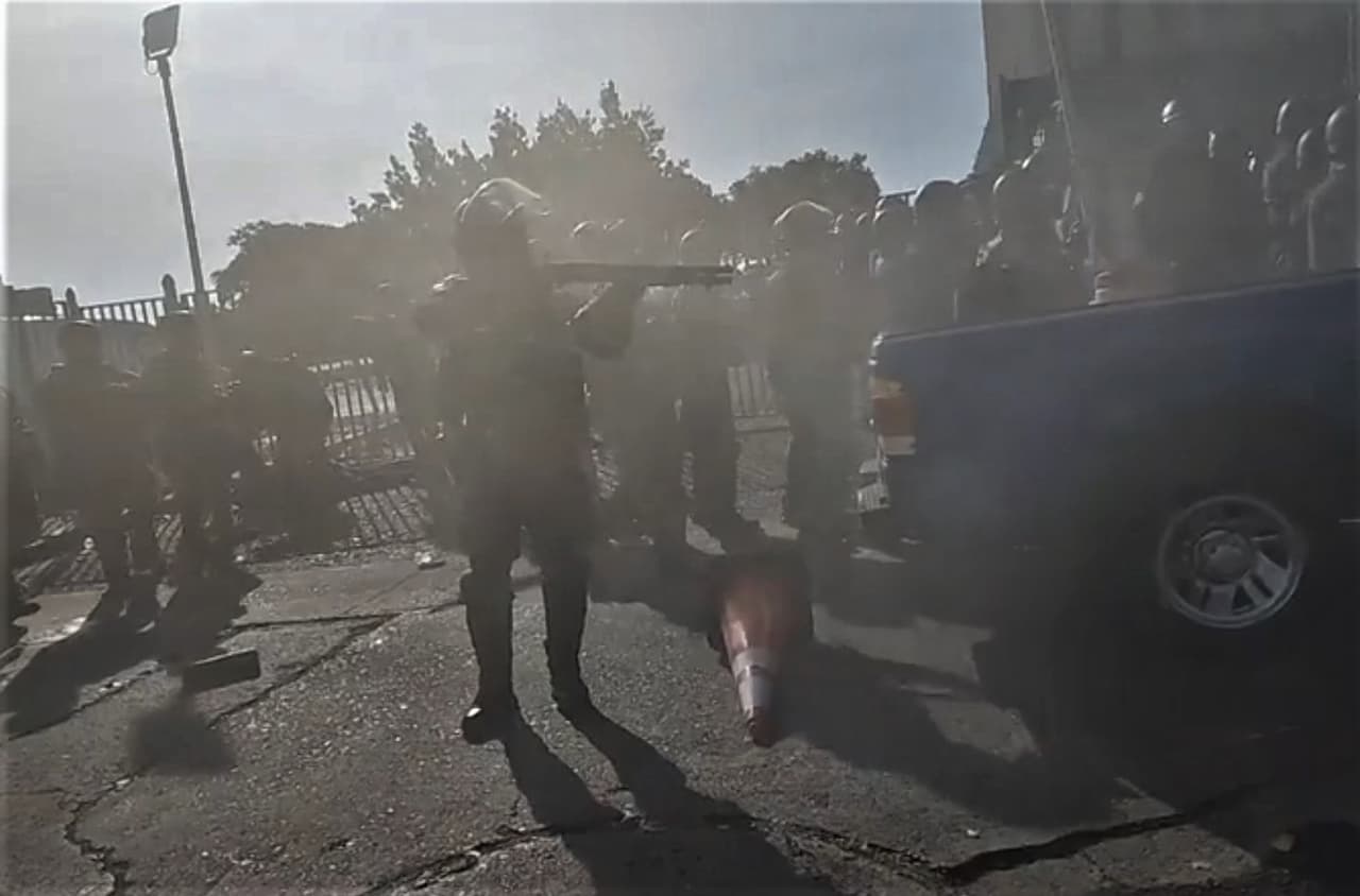 Los policías lanzaron bombas de humo para intentar dispersar a los empleados, quienes continúan congregados en el lugar el impiden el paso a la sede de la AAA.