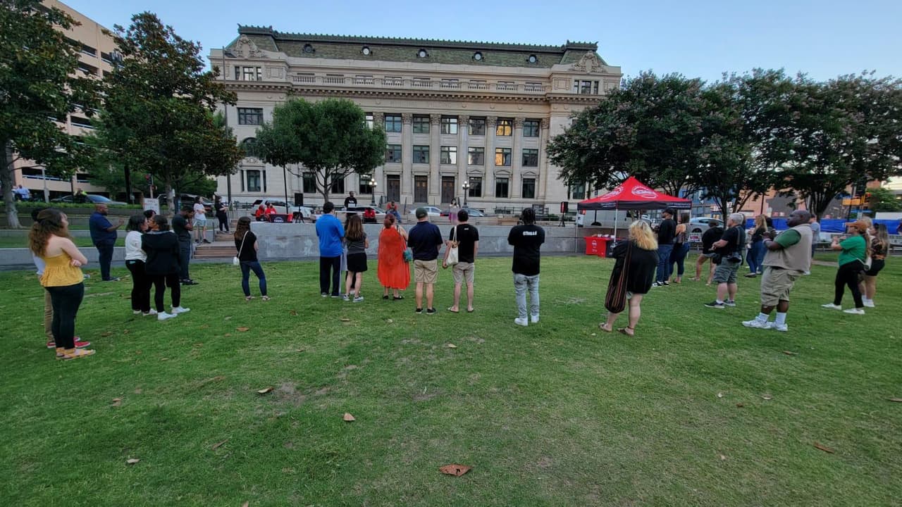 Esta sólo fue una de las distintas vigilias que hubo en el norte de Texas, otras fueron en McKinney y Carrollton donde también pidieron por los 19 niños y las 2 maestras asesinados a tiros por 
<b><a href="https://www.univision.com/local/san-antonio-kwex/salvador-ramos-tiroteo-escuela-uvalde-texas" target="_blank">Salvador Ramos</a></b>, de 18 años, el atacante.