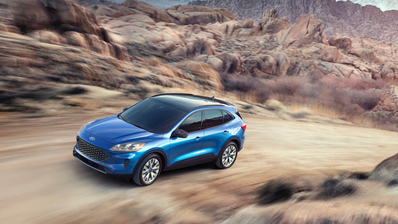 La Ford Escape 2020 también puede ser ordenada con uno de dos motores a gasolina.
<br>
<br>El primero de ellos es un cuatro cilindros turbo 
<b>EcoBoost de 1.5 litros</b> de desplazamiento con sistema de desactivación de cilindros, que Ford estima producirá 180 caballos de fuerza y 177 lbs-pie de torque, y que permitiría a la Escape remolcar hasta 2,000 libras. Este motor será el equipo estándar para las versiones S, SE, y SEL.