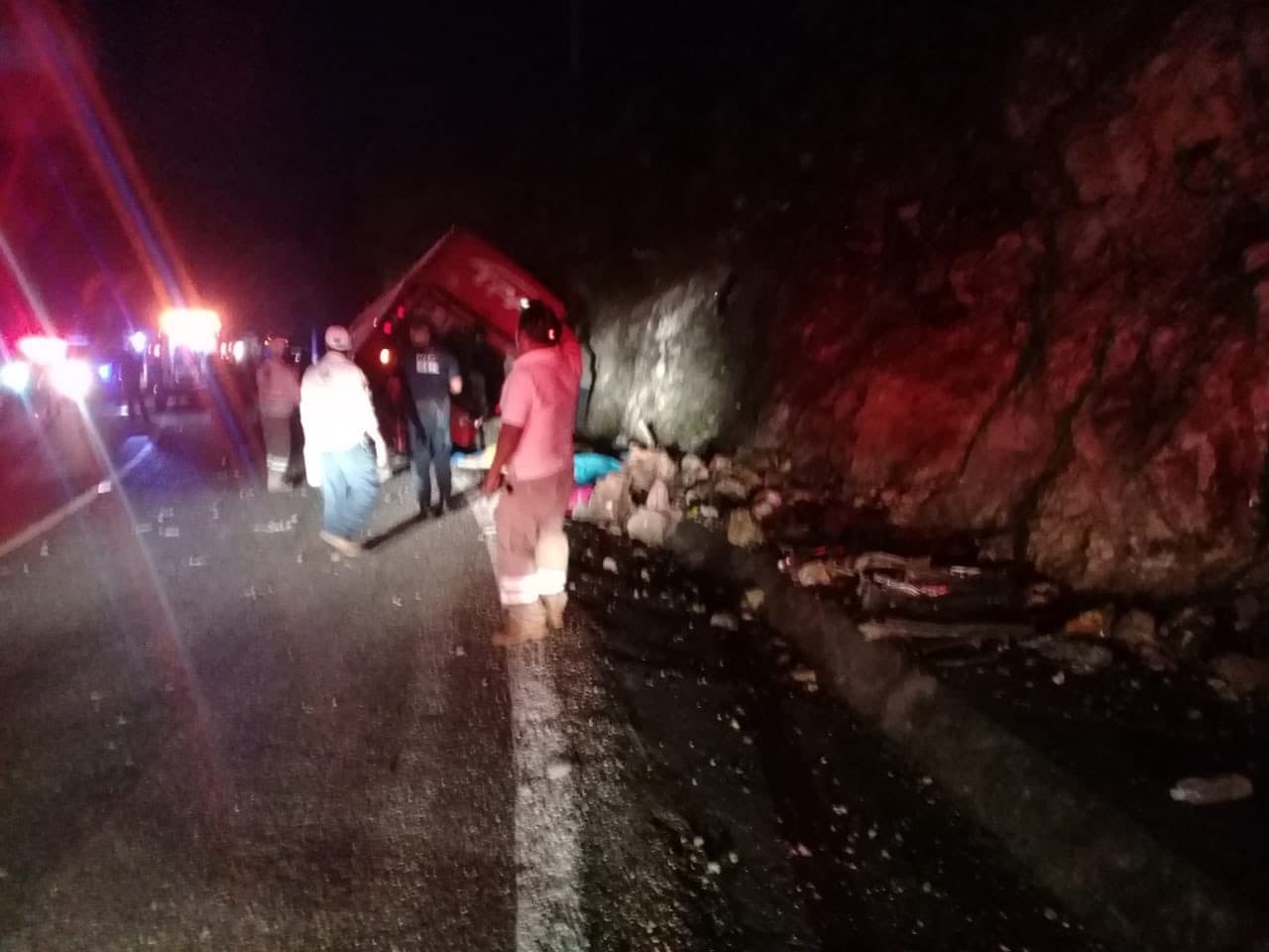 13 muertos y 21 heridos deja un aparatoso accidente en una carretera al sur de México