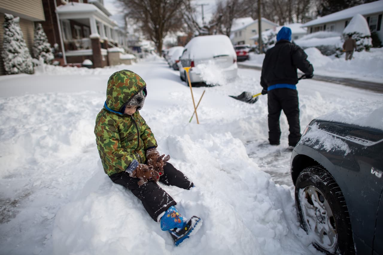 La nieve acumulada en una calle de Kingston, Pennsylvania. Un accidente en la Interestatal 80 en ese estado involucró a decenas de vehículos y dos personas fallecieron.
