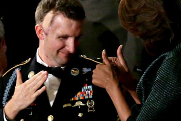 A lado de ella estaba el invitado de honor, el sargento Cory Remsburg quien se convirtió en el protagonista de la noche.