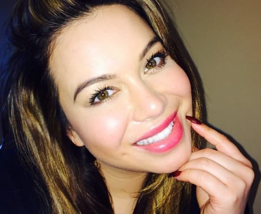 Ese abuso la marcó por siempre... Lo peor fue que al mismo tiempo de esos abusos una mujer también la acosaba sexualmente. Confundida con su sexualidad, Chiquis comenzó una relación con la que era su mejor amiga.