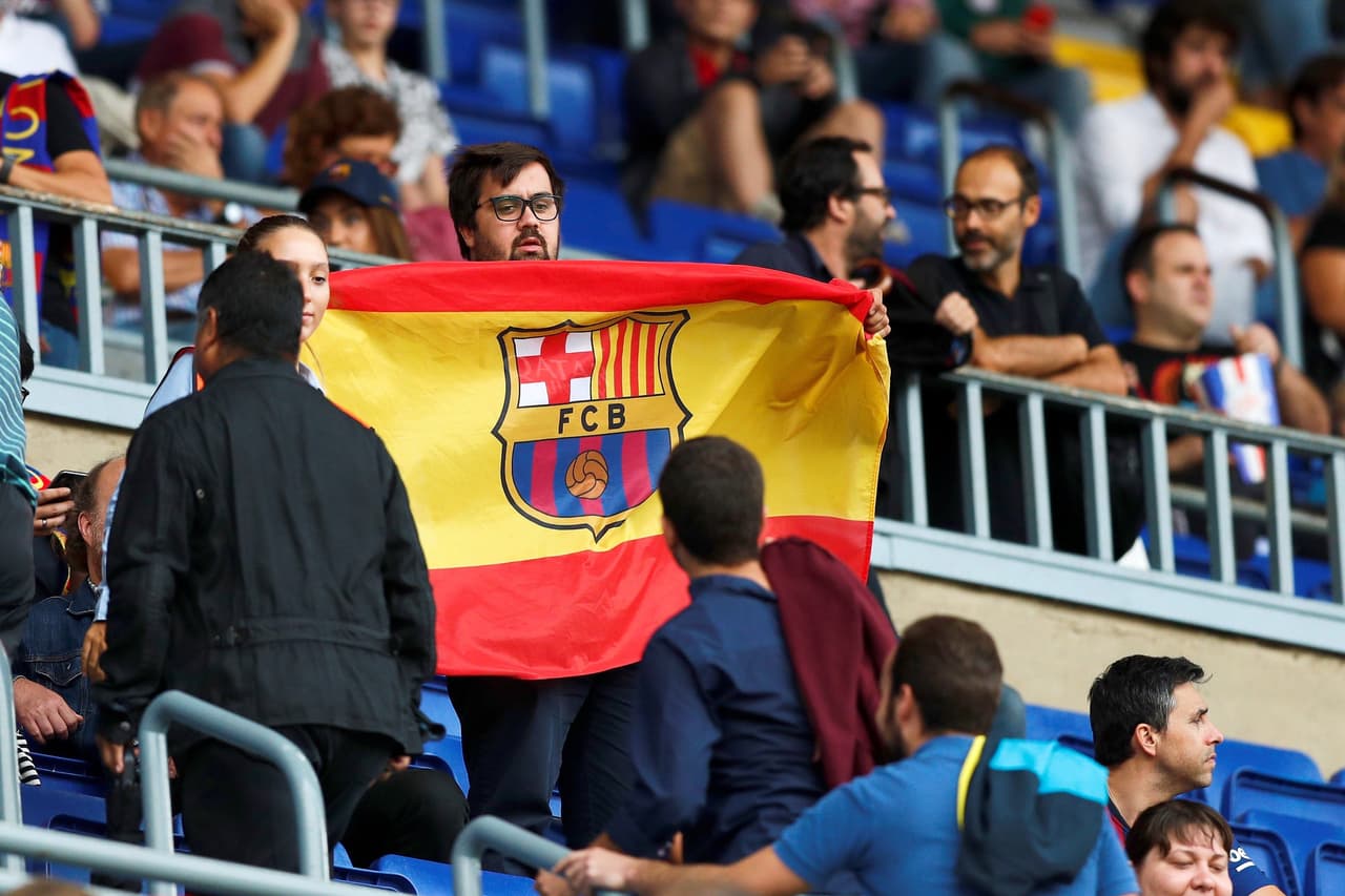 Entre los locales hubo espacio para los mensajes políticos, como esta bandera española con el escudo del Barça.