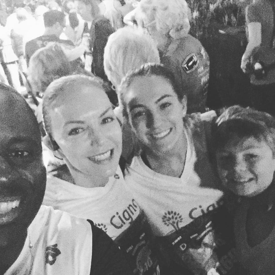 Laura Flores estuvo casada con Sergio Fachelli de 1986 a 1989. En 1998 se casó con José Ramón Díez, con quien tuvo a sus dos hijos biológicos: María y Patricio. Se separaron en 2007.
<br>